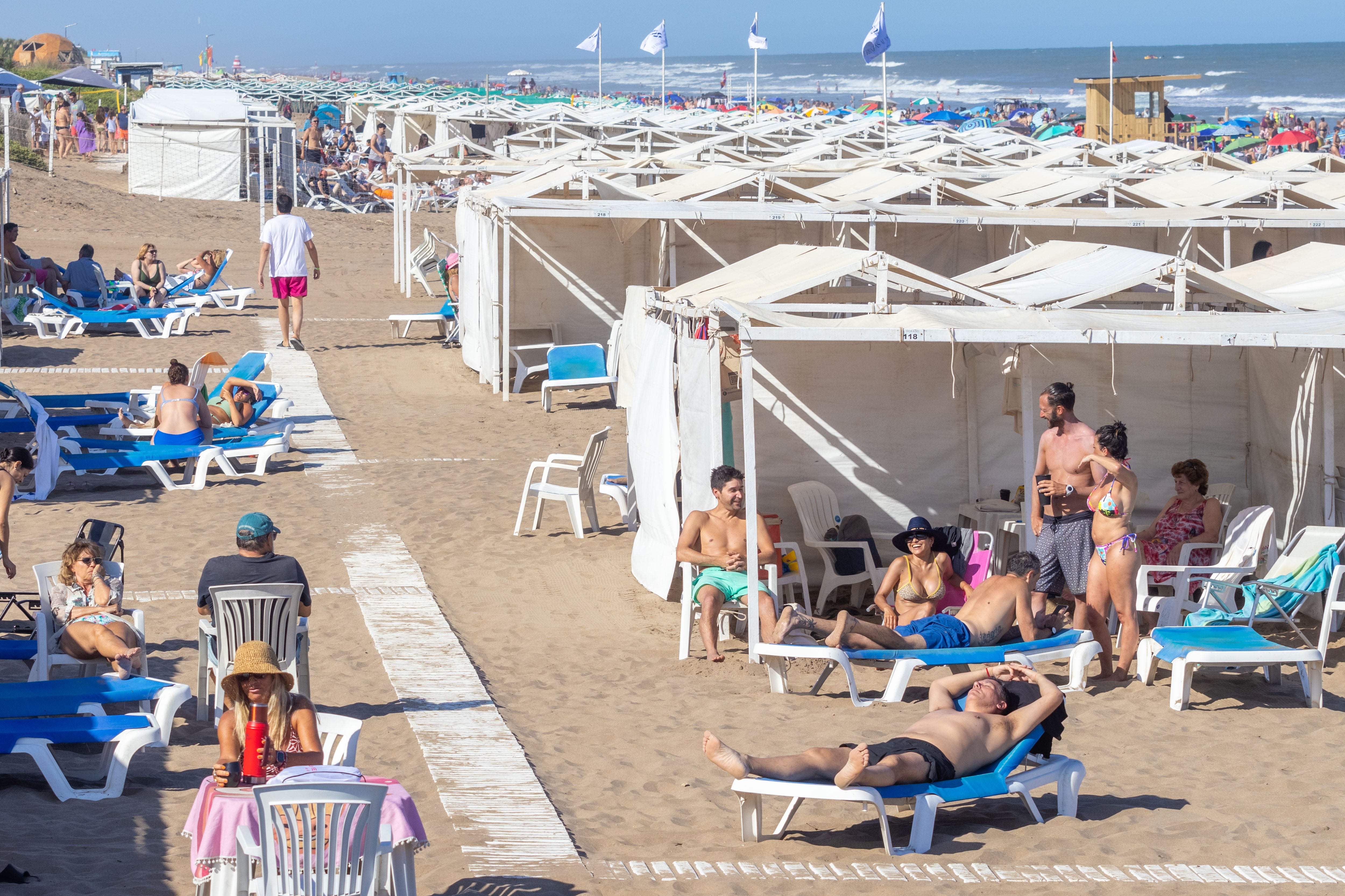 En algunas zonas de la costa bonaerense las carpas de los balnearios llegan muy cerca del mar (Crédito: Pablo Kauffer)