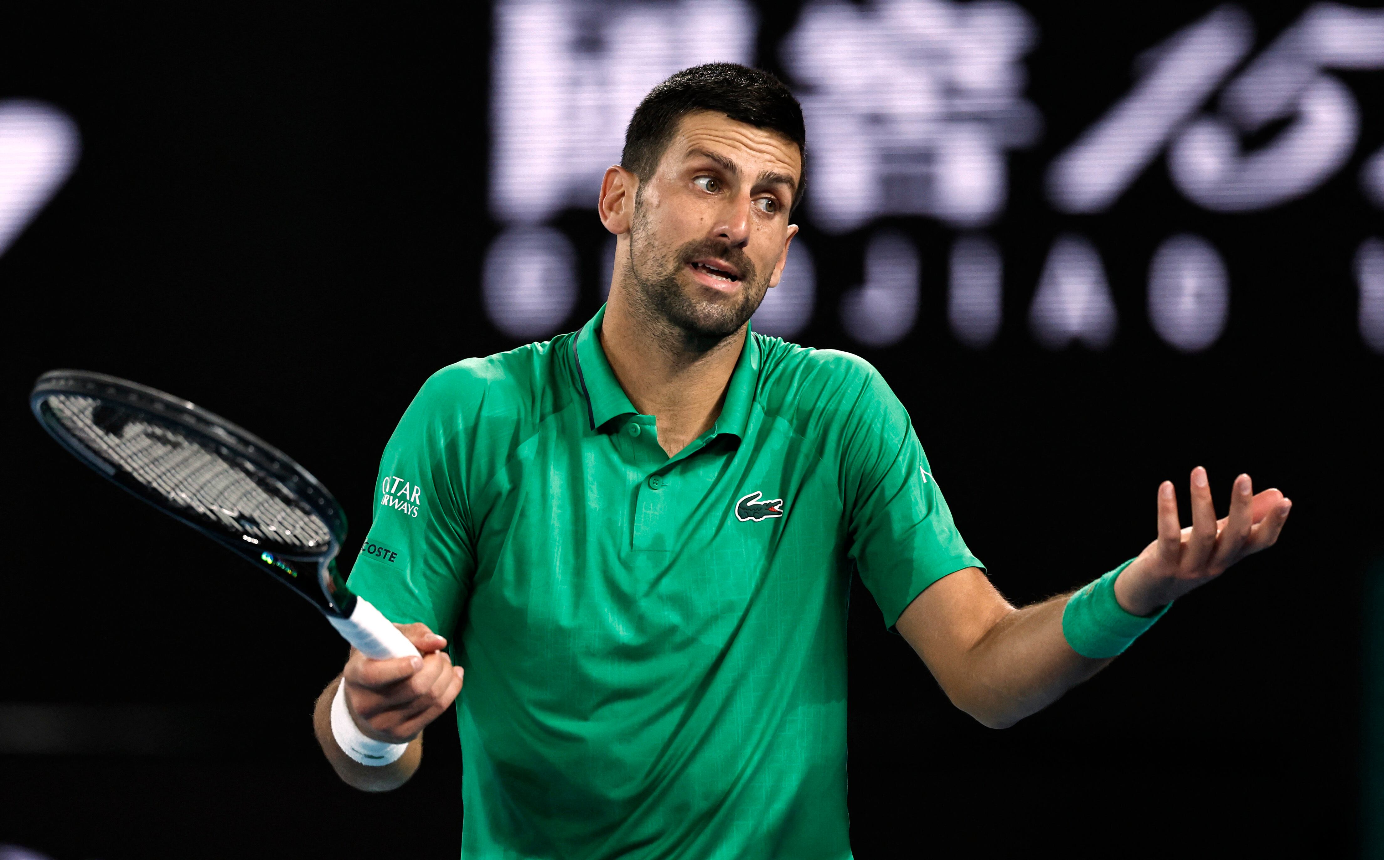 Novak Djokovic se disculpó con la alcanzapelotas que casi golpea durante un partido en el Abierto de Australia (REUTERS/Tingshu Wang)