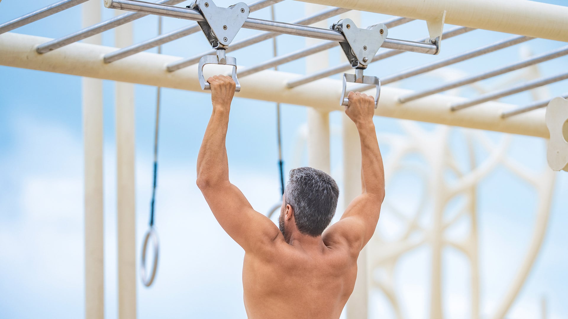 El entrenamiento de fuerza es indispensable al menos tres veces por semana para prevenir la sarcopenia y mantener la independencia física en la vejez (Freepik)