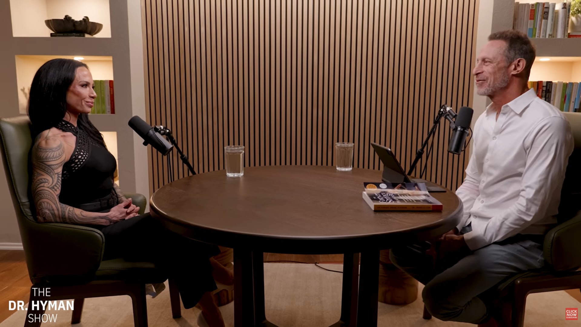 El entorno social y los vínculos familiares potencian la longevidad al igual que el ejercicio y la nutrición, según la visión integral de fortaleza propuesta por la Dra. Lyon (The Dr. Hyman Show)