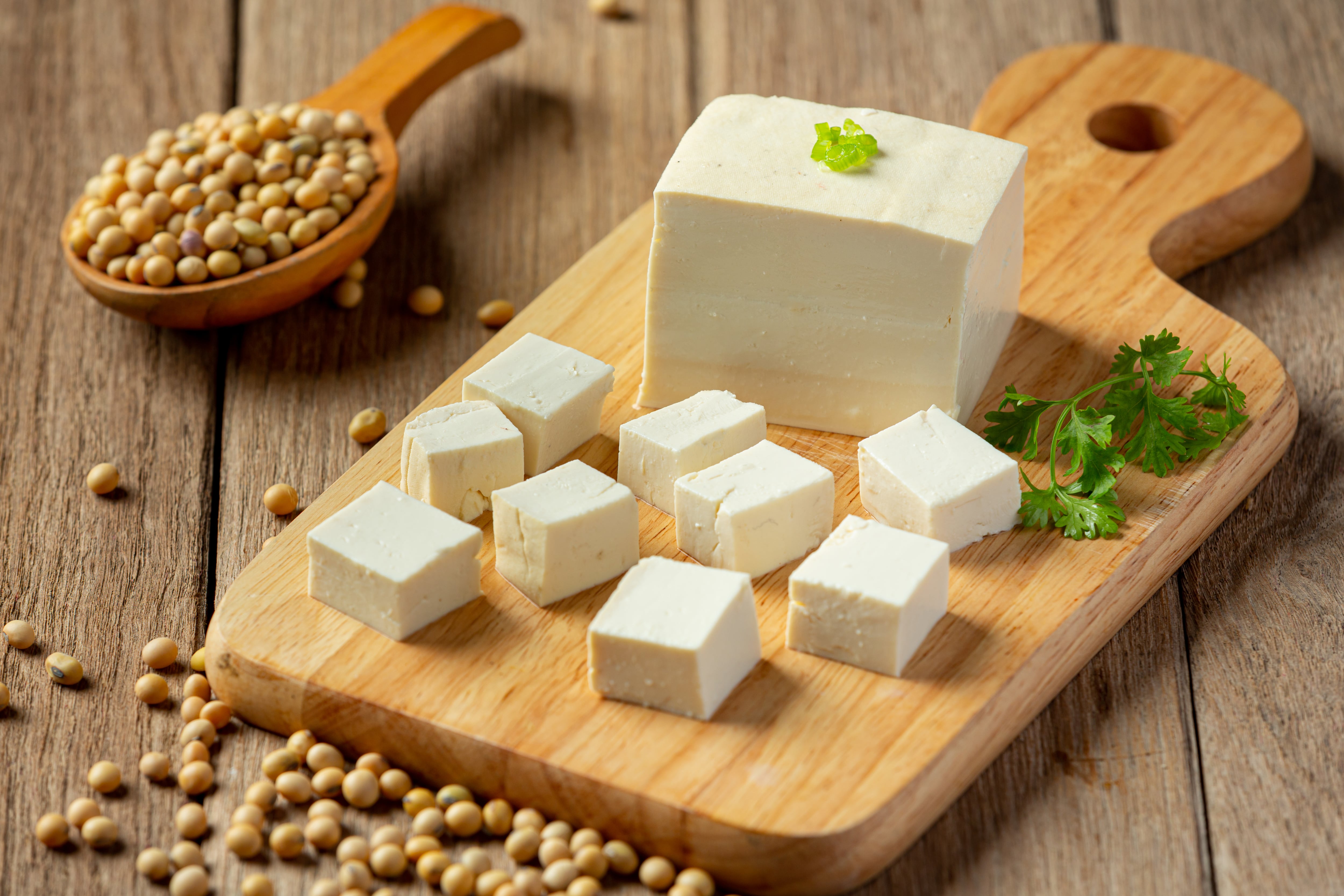 El tofu contiene fitoestrógenos naturales, cuya inclusión moderada en la dieta puede beneficiar la salud femenina y prolongar la longevidad (Crédito: Freepik)