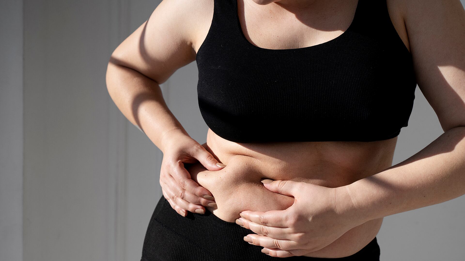 Factores como la menopausia y el síndrome de ovario poliquístico dificultan la reducción de grasa abdominal en mujeres, incluso con rutinas saludables (Crédito: Freepik)