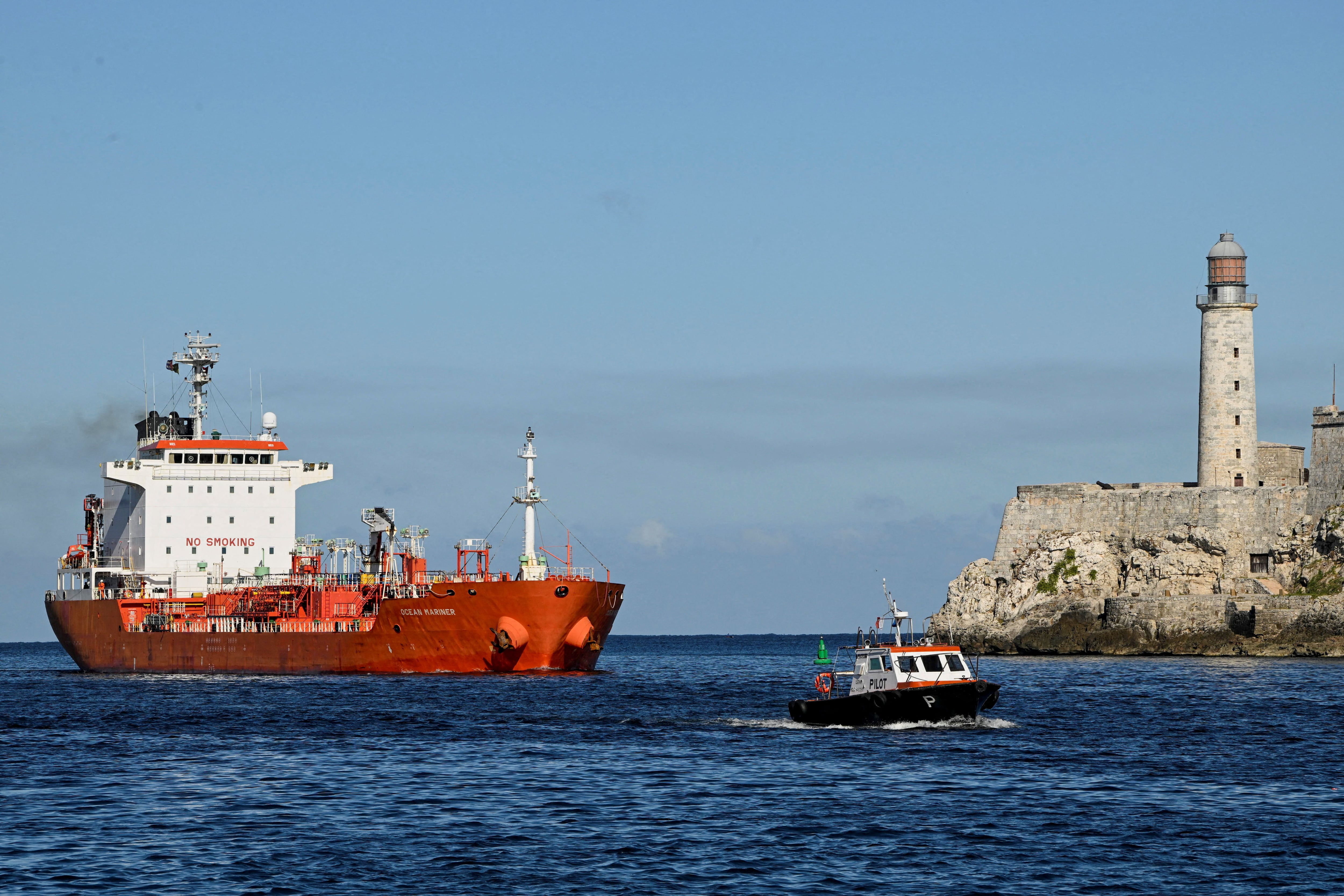 El buque petrolero Ocean Mariner, de bandera liberiana, navega por la bahía de La Habana después de salir de la terminal de la petrolera estatal mexicana Pemex en Coatzacoalcos, Veracruz (REUTERS/Norlys Perez)