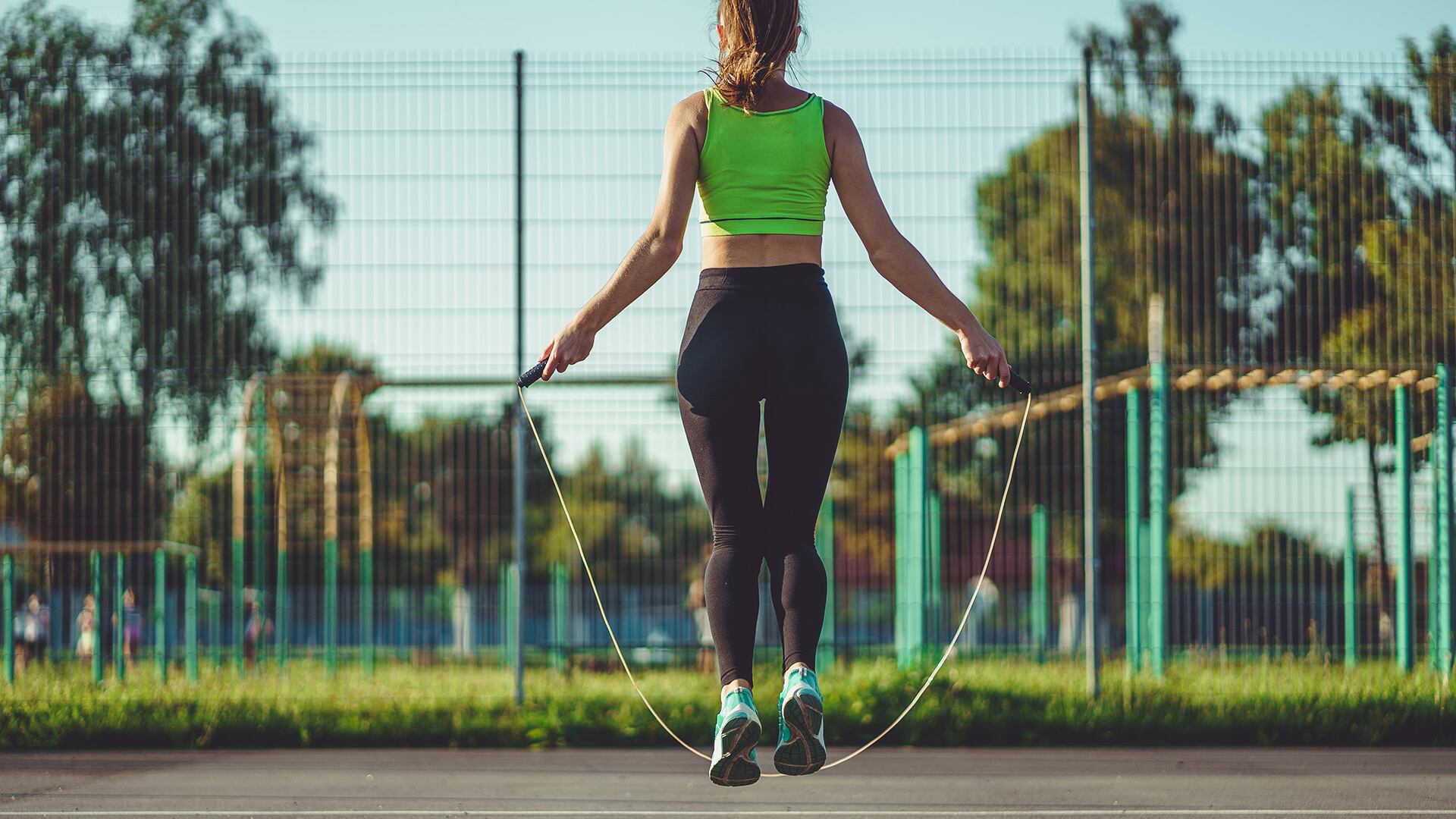 Actividades como saltar la cuerda, los desplazamientos laterales y los ejercicios de una sola pierna apuntan a mejorar la coordinación, la estabilidad y la capacidad aeróbica (Crédito: Freepik)