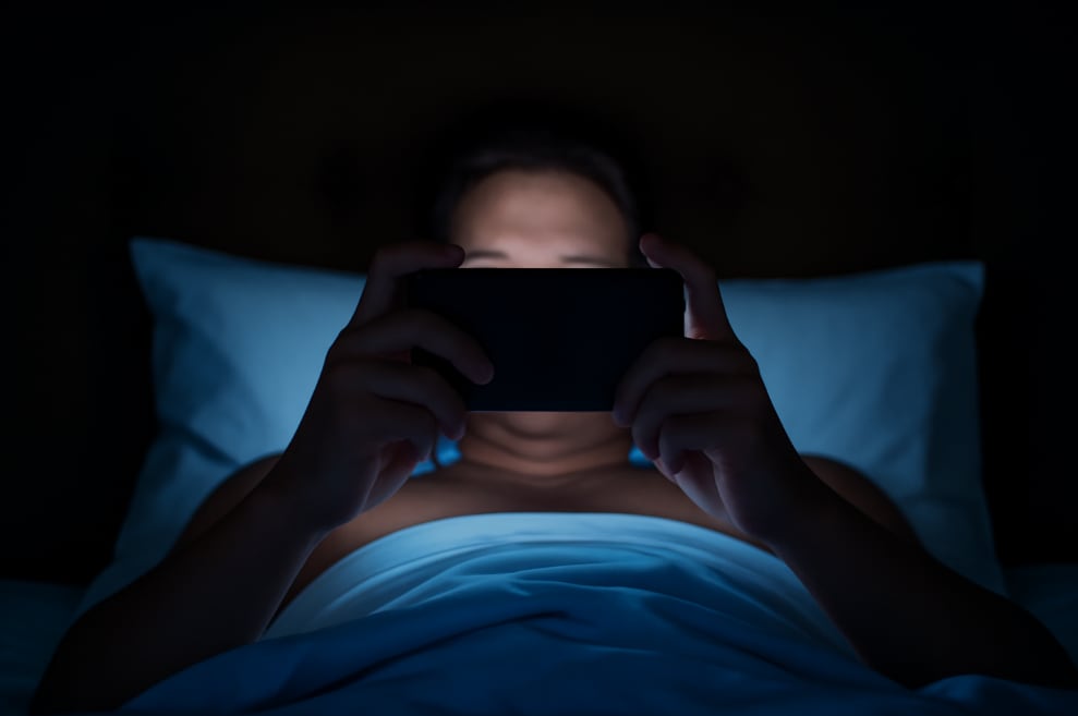 Ver televisión y consultar el teléfono móvil es la principal forma de ocio, superando a la actividad física y la interacción social (Imagen Ilustrativa Infobae)