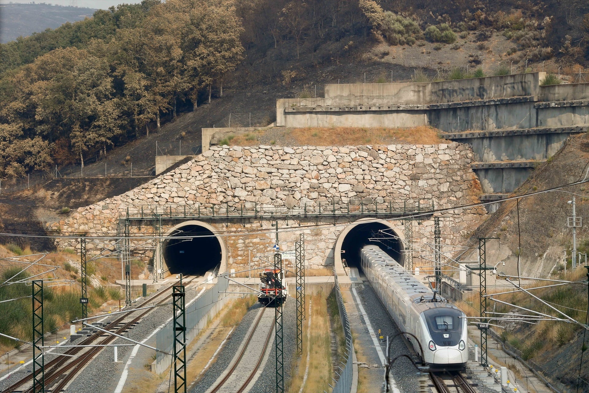Un tren de la línea AVE Madrid-Galicia en A Gudiña, Ourense (Carlos Castro / Europa Press)