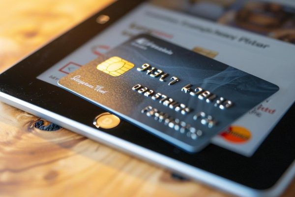 Presos estafaron a una familia con un falso alquiler en la Costa Atlántica y se burlaron con una selfie desde la cárcel