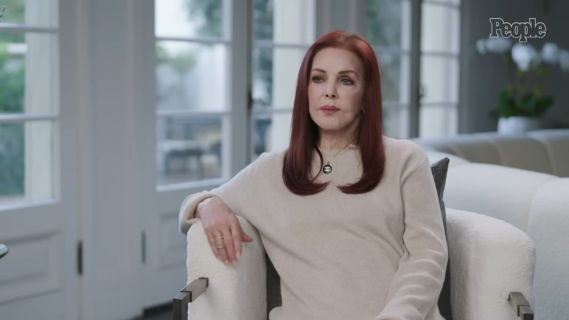 Priscilla Presley destaca que Elvis habría seguido involucrado con la música en 2026, manteniendo su pasión y entrega sobre los escenarios (People)