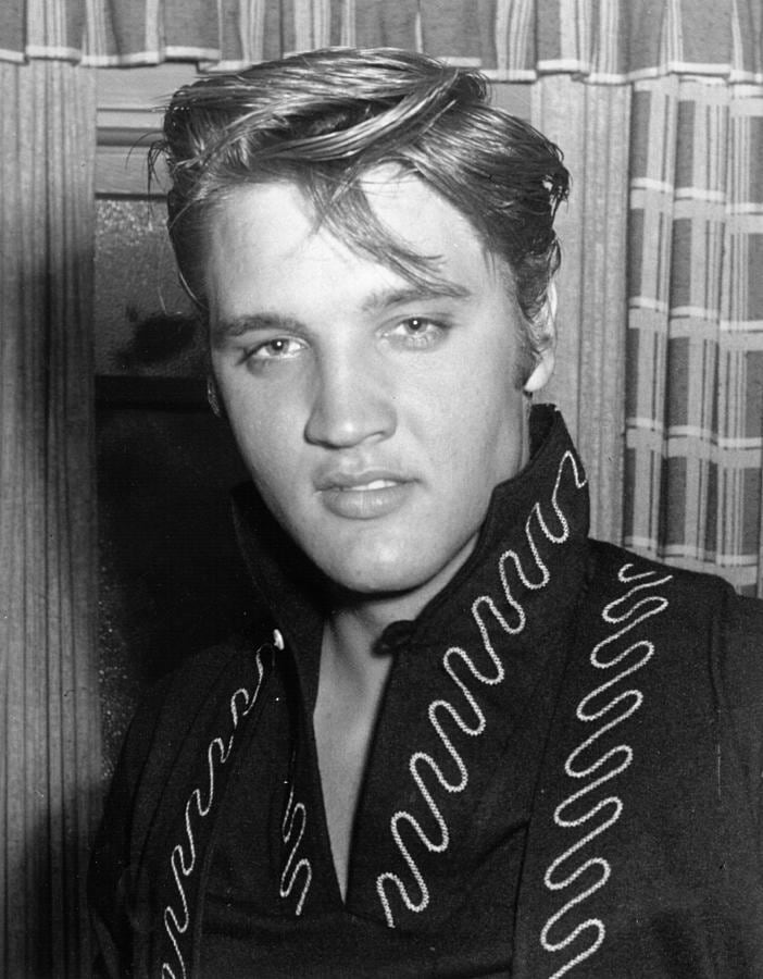 Tras el divorcio, Priscilla y Elvis Presley conservaron una relación cercana y cordial, priorizando el bienestar de su hija Lisa Marie Presley en Graceland (AP)