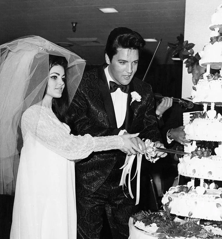 Tras el divorcio, Priscilla y Elvis Presley conservaron una relación cercana y cordial, priorizando el bienestar de su hija Lisa Marie Presley en Graceland (08/11/1978)(AP Photo)