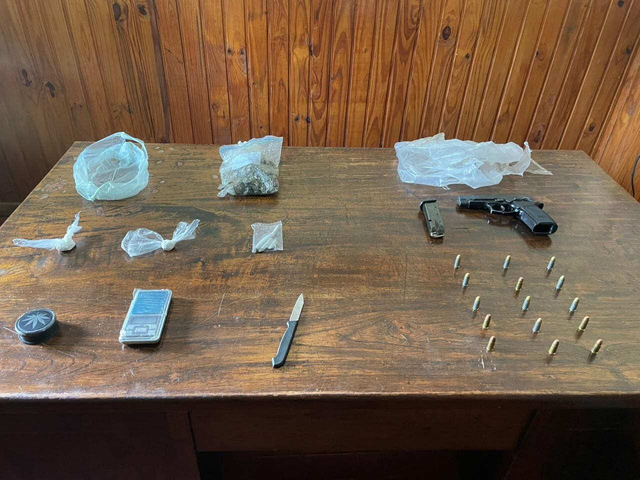 El procedimiento policial encontró drogas y un arma de fuego en el ómnibus que trasladaba a hinchas a Uruguay para el partido amistoso ante Cúcuta Deportivo