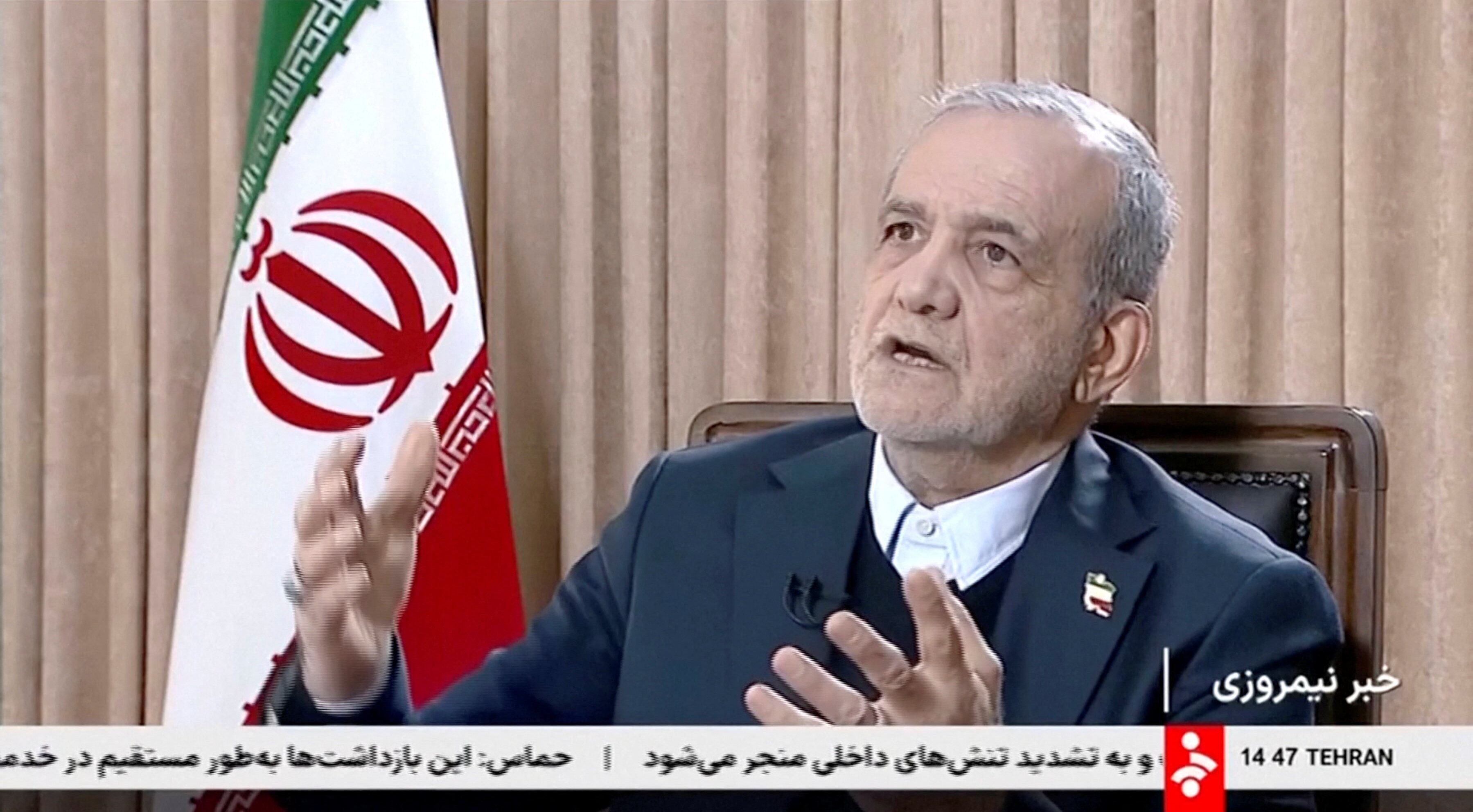 El jefe de Estado iraní Masoud Pezeshkian brindó una entrevista que fue transmitida este domingo en medio de las multitudinarias protestas en todo el país(IRIB/via Reuters)