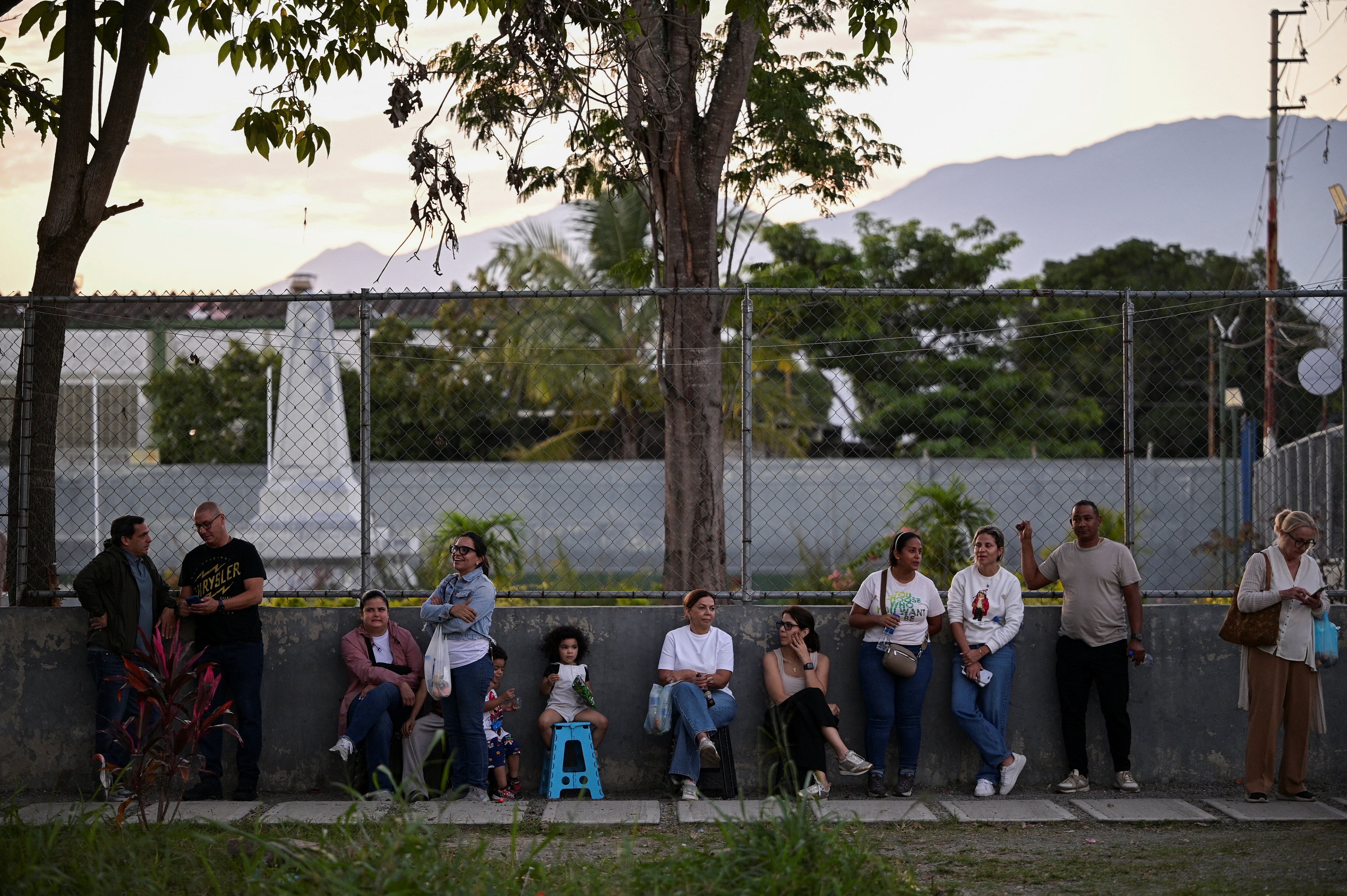 Personas se concentran a las afueras de la cárcel de El Rodeo, en el estado Miranda, tras el anuncio oficial de la liberación de presos venezolanos y extranjeros (REUTERS/Gaby Oraa)