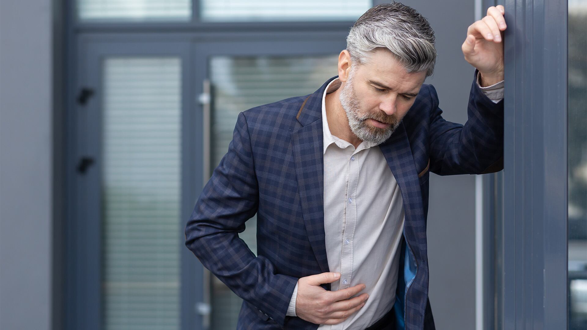 El tratamiento de infecciones urinarias incluye antibióticos y analgésicos urinarios específicos, siendo clave la intervención de especialistas (Freepik)