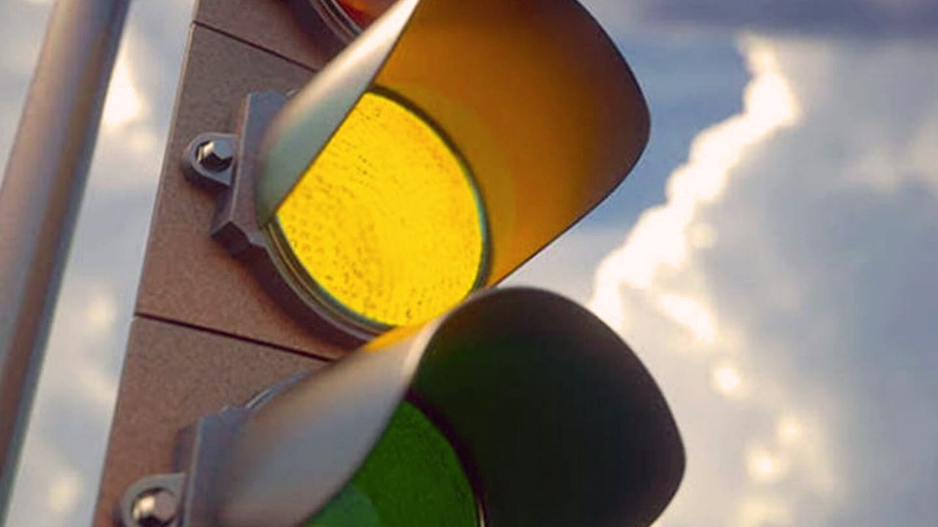 El Código de Tránsito y Transporte de CABA establece que la luz amarilla tiene carácter preventivo y advierte sobre el inminente paso al rojo