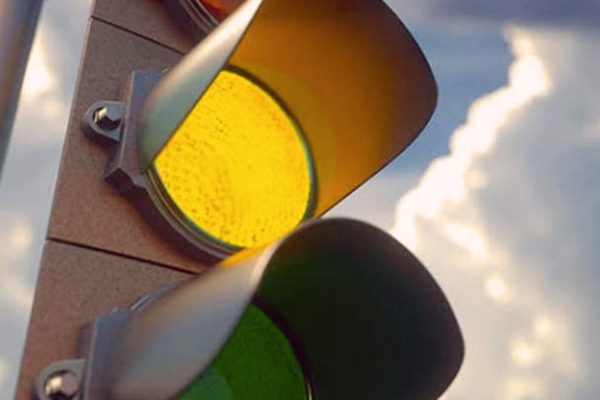 Qué sucede si se cruza un semáforo en amarillo con el auto en CABA: ¿hay multa o no corresponde sanción?