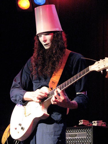 Buckethead perfeccionó una técnica única, influenciado por maestros como Paul Gilbert y guitarristas virtuosos de renombre internacional (Wikimedia)