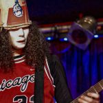 Quién es Buckethead, el artista enmascarado que integró Guns N’ Roses y lanzó cientos de temas como solista