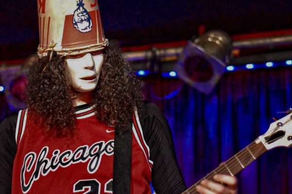 Quién es Buckethead, el artista enmascarado que integró Guns N’ Roses y lanzó cientos de temas como solista