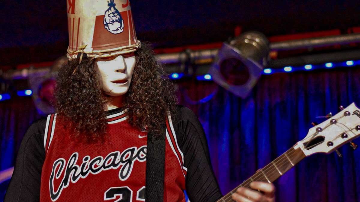 Quién es Buckethead, el artista enmascarado que integró Guns N’ Roses y lanzó cientos de temas como solista