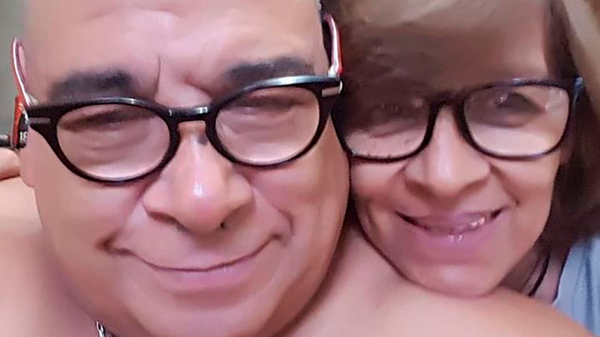 Roly Serrano y su hermana Gloria cuando el actor comenzaba a recuperarse