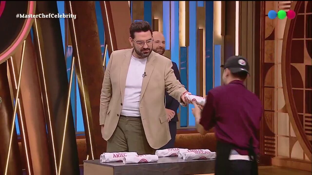 Damián Betular le entregó el delantal blanco a MasterChef Celebrity para darle la bienvenida a la competencia 