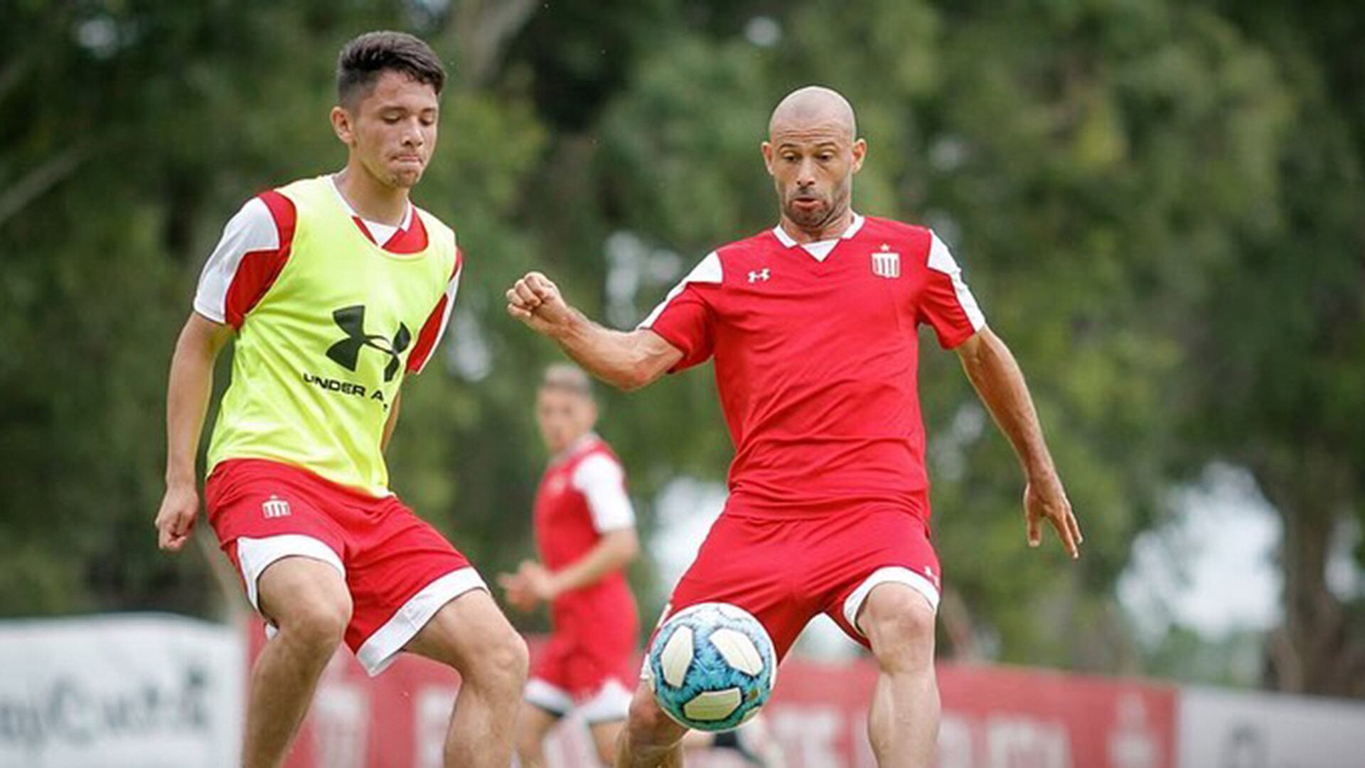 Ayala durante una práctica en Estudiantes de La Plata con Javier Mascherano como compañero: ahora será su DT