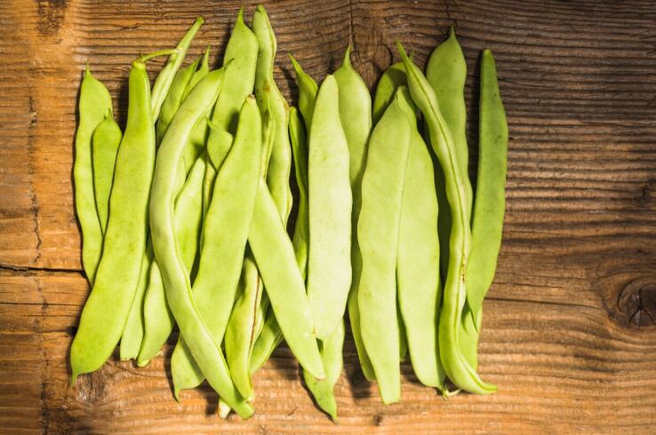 Esta receta destaca por transformar las chauchas en protagonistas del plato al combinarlas con salsa blanca y queso rallado al horno (Wikimedia)