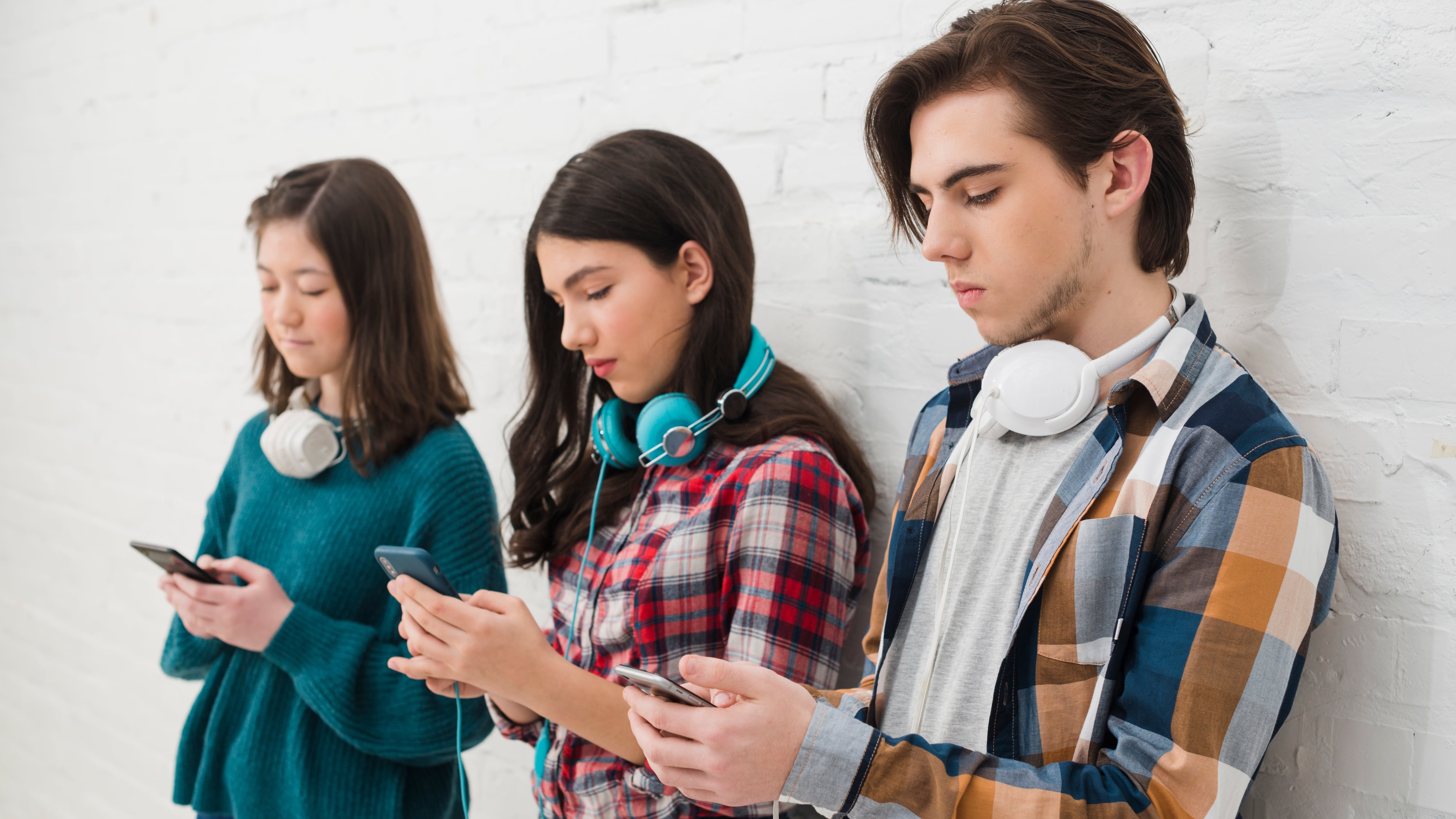 Especialistas advierten que la validación digital y la exposición constante pueden afectar la autoestima de los jóvenes (Freepik)