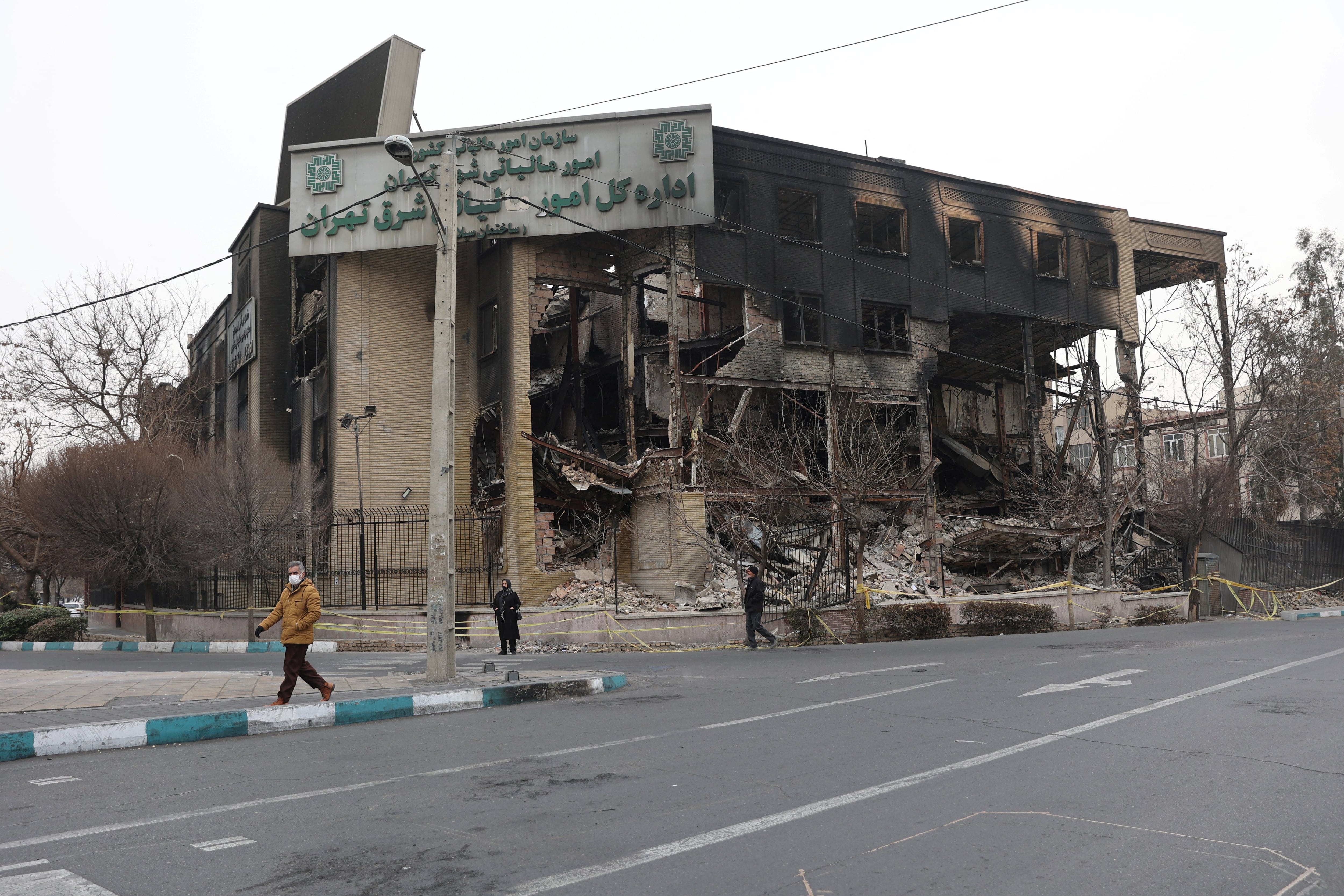 El edificio de la Agencia Tributaria Estatal se incendió durante las protestas en una calle de Teherán, Irán. Majid Asgaripour/WANA (Agencia de Noticias de Asia Occidental) vía REUTERS