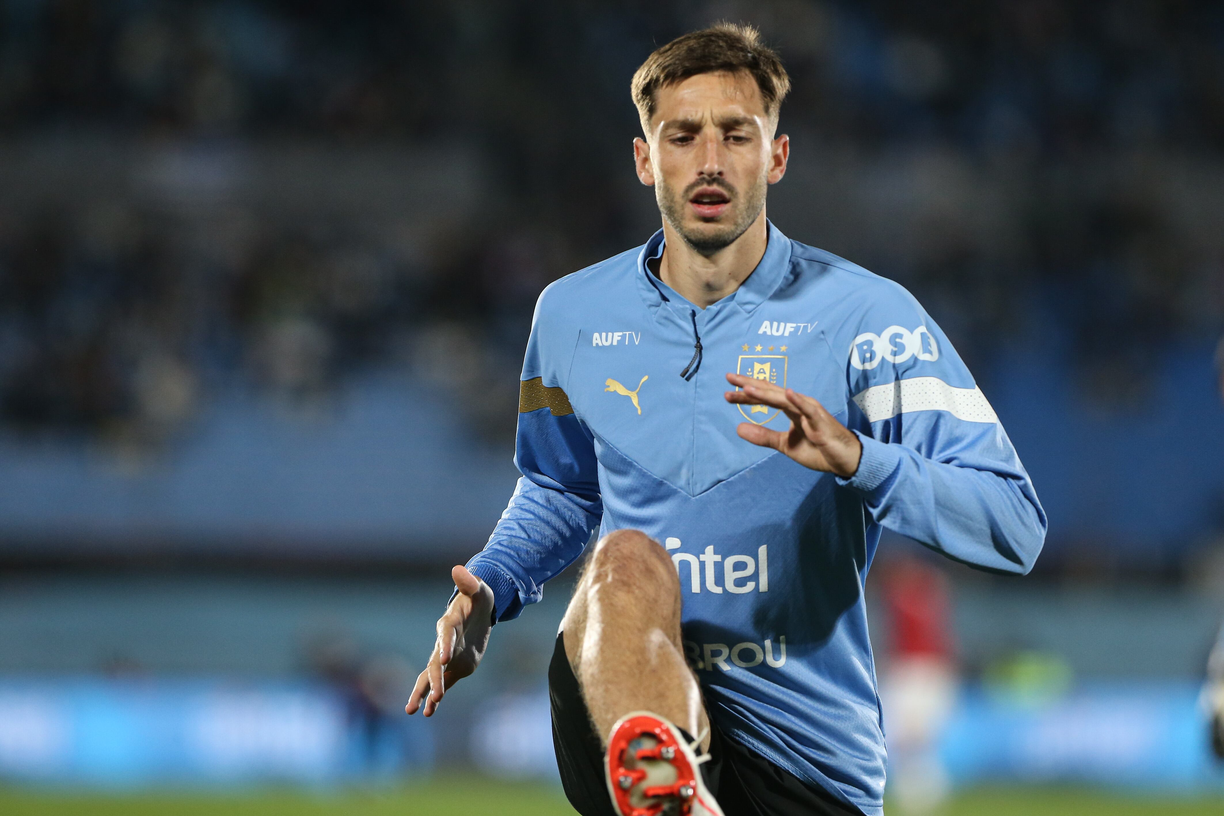 Matías Viña es una fija en las convocaciones de Uruguay y busca sumar minutos para disputar la Copa del Mundo 2026 (EFE/Gastón Britos)