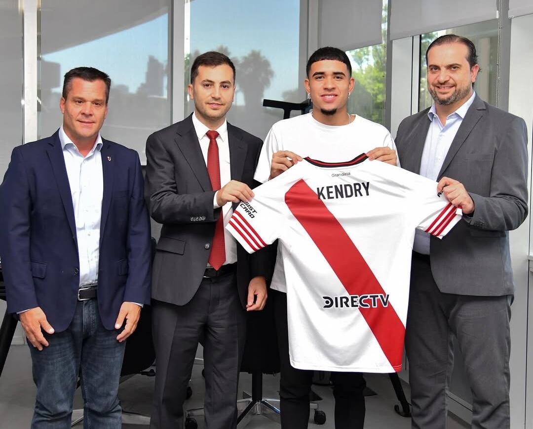 Páez posó con los dirigentes de River