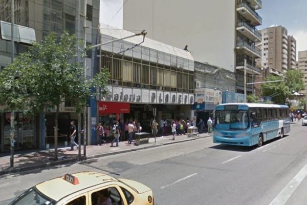 Robo y amenaza de bomba en un comercio de Córdoba: el ladrón dejó un paquete en el mostrador antes de escapar