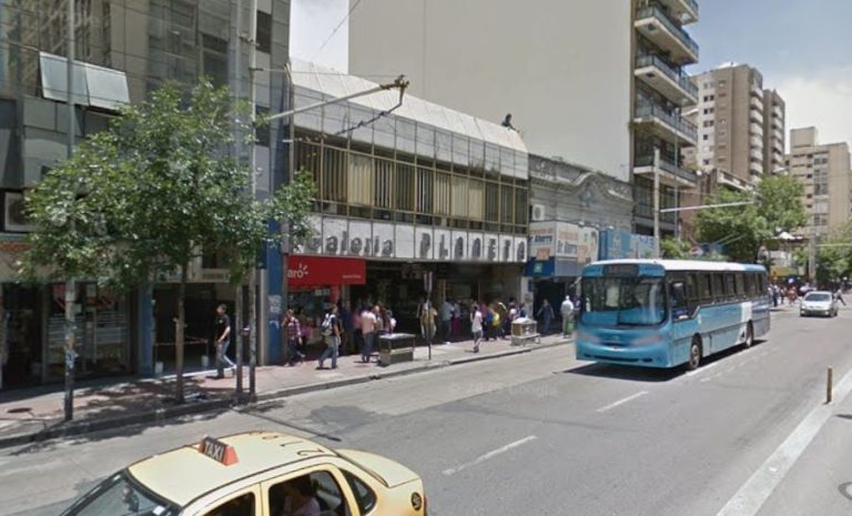 Robo y amenaza de bomba en un comercio de Córdoba: el ladrón dejó un paquete en el mostrador antes de escapar