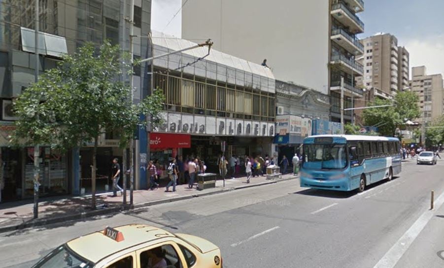 Robo y amenaza de bomba en un comercio de Córdoba: el ladrón dejó un paquete en el mostrador antes de escapar