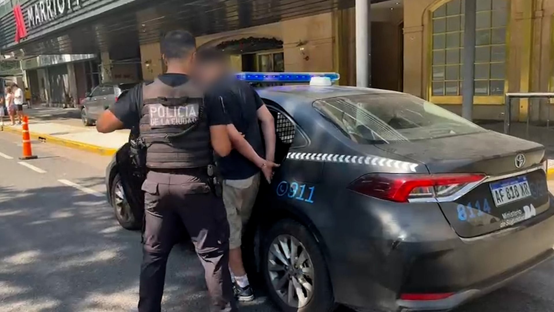 Luego de la detención, el ladrón es trasladado