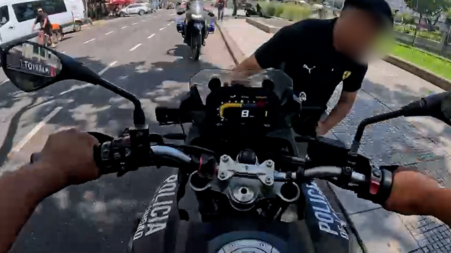 La policía detiene al ladrón sobre la avenida Carlos Pellegrini