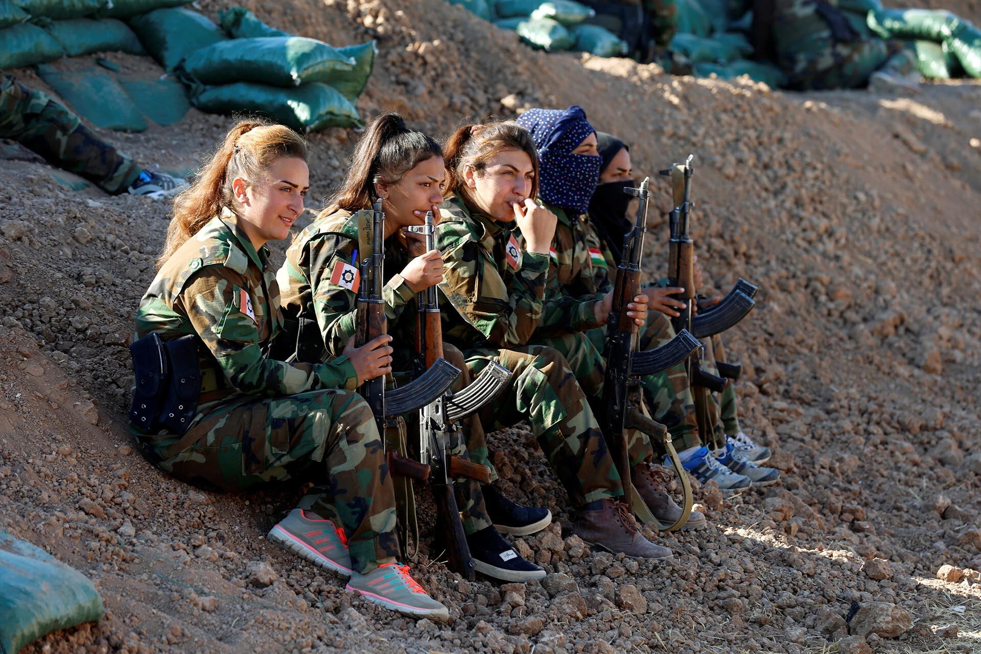 Combatientes kurdas de las YPJ durante un entrenamiento. Las milicias femeninas se convirtieron en el símbolo internacional del Rojava tras la resistencia de Kobane en 2014, proyectando una imagen de feminismo radical que contrastaba con las prácticas autoritarias documentadas internamente. (REUTERS/archivo)
