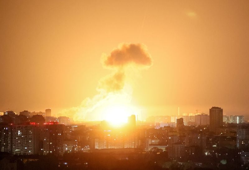 La explosión de un misil balístico ilumina el cielo de la ciudad de Kiev durante un ataque ruso con misiles y drones (REUTERS/Gleb Garanich/Archivo)