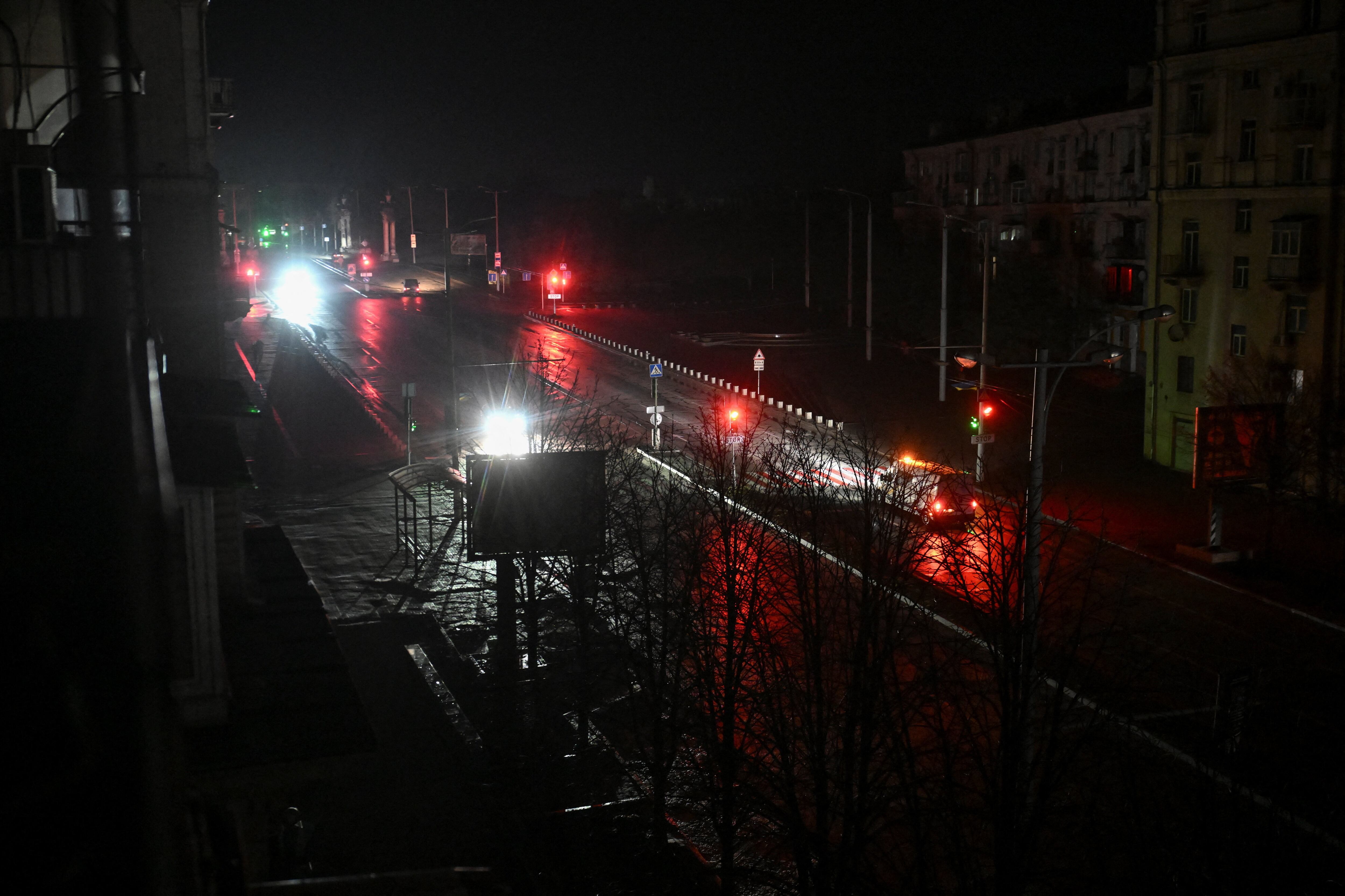 Los automóviles circulan por una calle oscura durante un apagón después de que infraestructuras civiles críticas fueran alcanzadas por los ataques con drones rusos en Zaporizhzhia (REUTERS)
