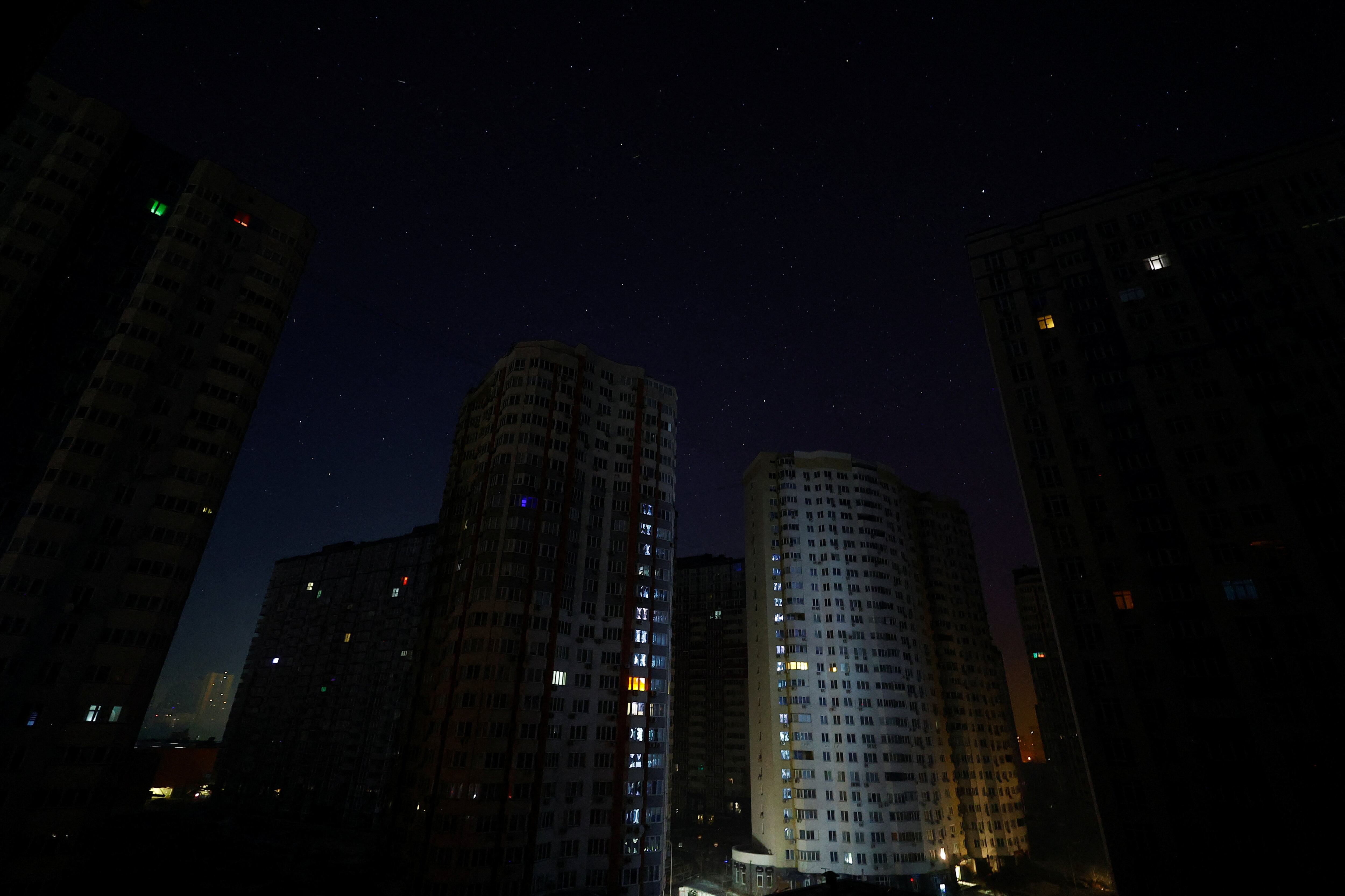 De acuerdo con la información difundida por las autoridades locales, Rusia lanzó primero drones de combate de largo alcance durante la noche del lunes al martes y, posteriormente, disparó misiles de crucero hacia Kiev y su región circundante (REUTERS)