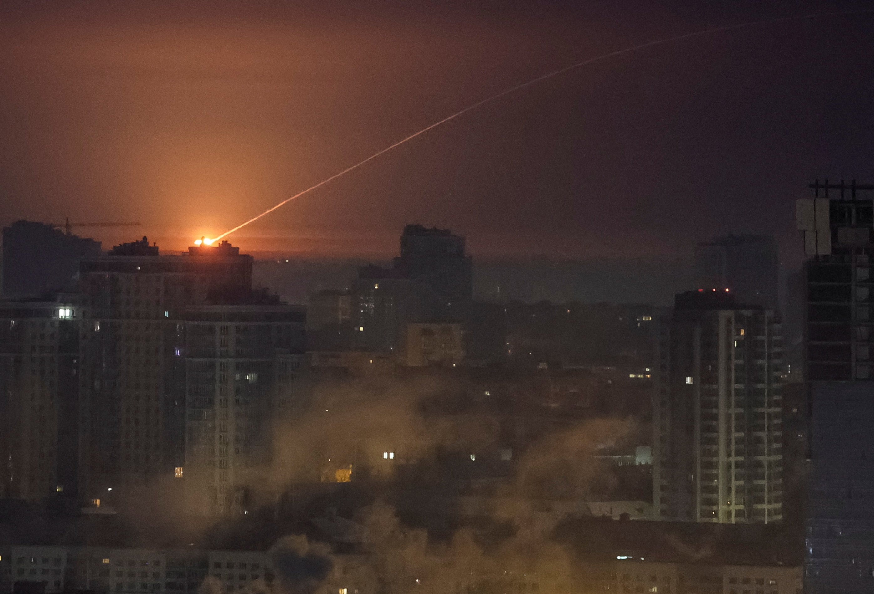 Rusia lanzó un ataque masivo contra la infraestructura energética ucraniana y dejó a más de 5.600 edificios residenciales sin calefacción (REUTERS)