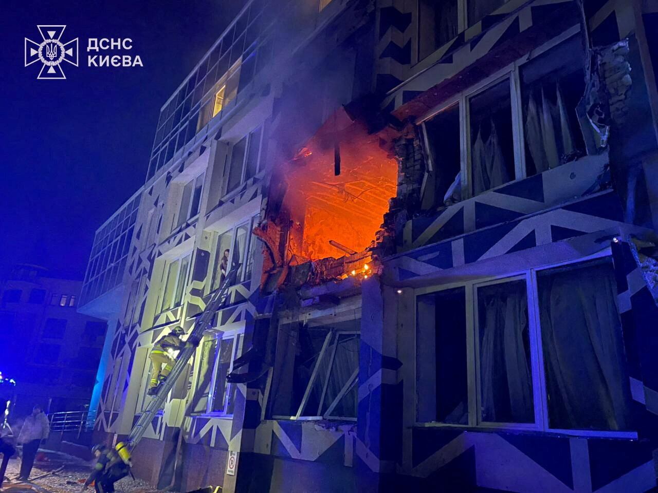 Bomberos trabajan en el lugar donde se encuentra un hospital privado dañado durante los ataques con drones y misiles rusos, en medio del ataque de Rusia a Ucrania (REUTERs)