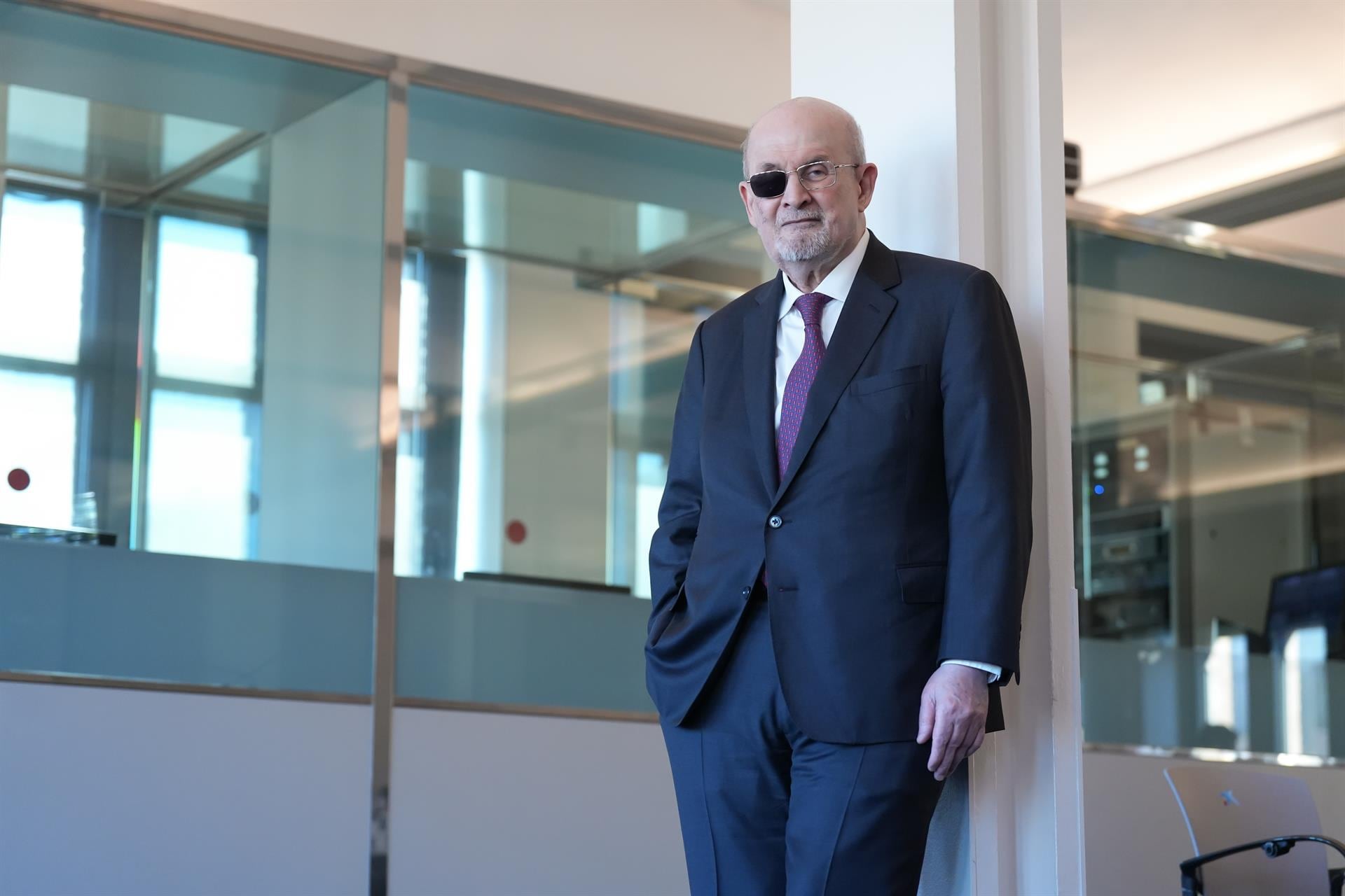 Salman Rushdie: “No creo en la vida después de la muerte, pero es una ficción muy útil”