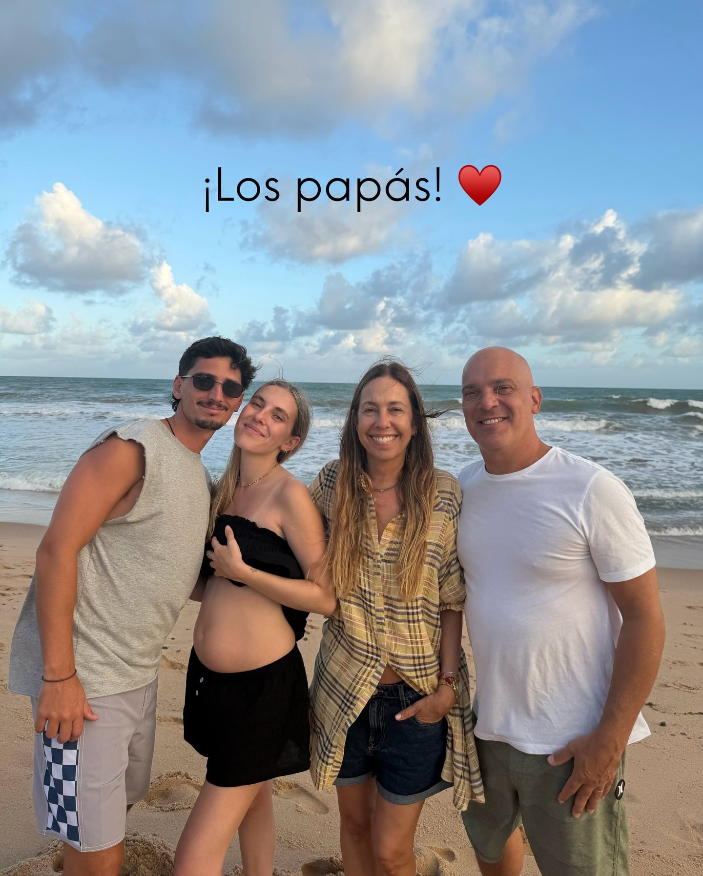 Los futuros abuelos y padres, juntos en una postal familiar