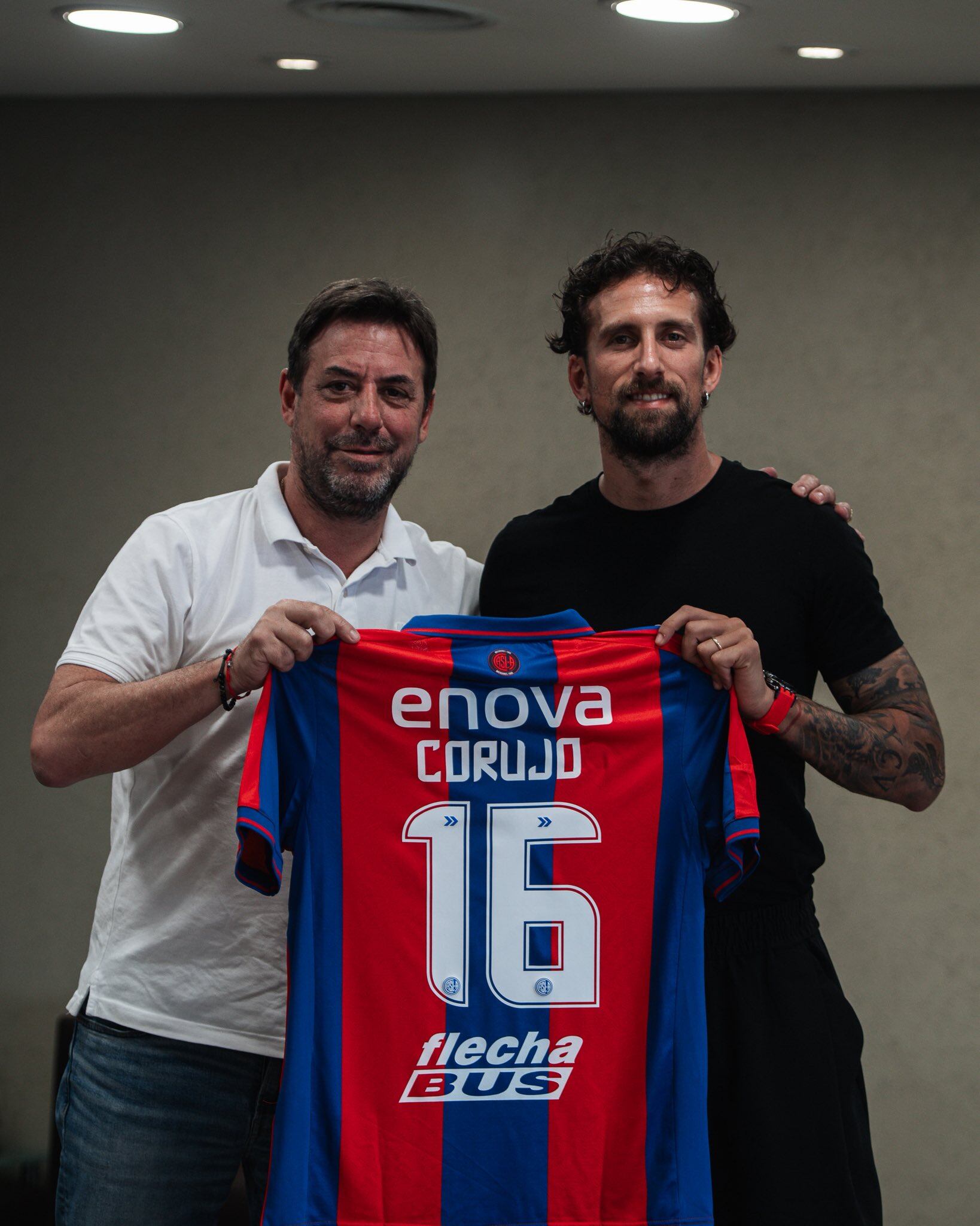 Guzmán Corujo posó junto al presidente transitorio de San Lorenzo, Sergio Costantino (Crédito: @SanLorenzo)