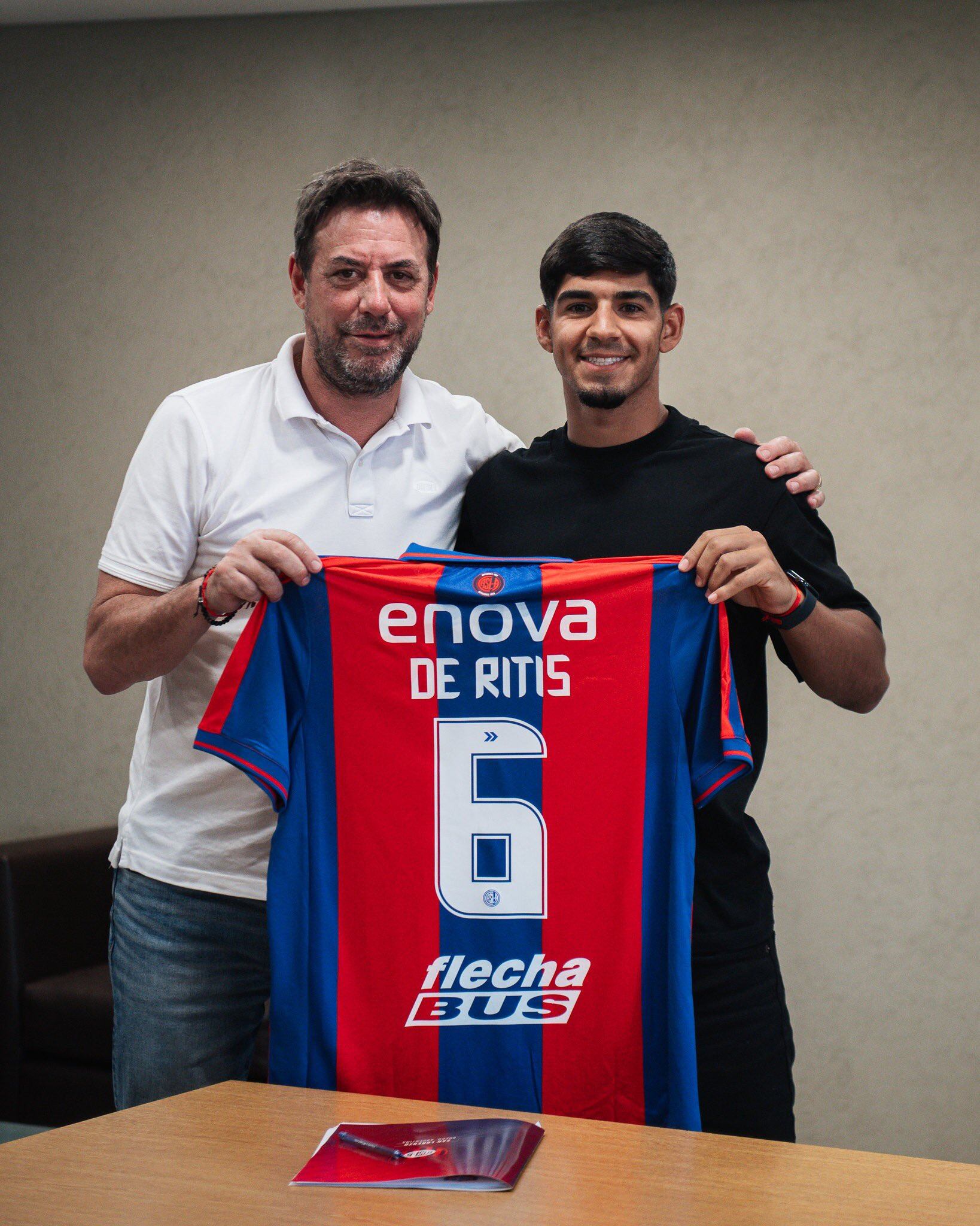 El lateral izquierdo uruguayo, Mathías De Ritis, llegó con el pase en su poder y selló su vínculo con San Lorenzo hasta el 31 de diciembre de 2026 (Crédito: @SanLorenzo)