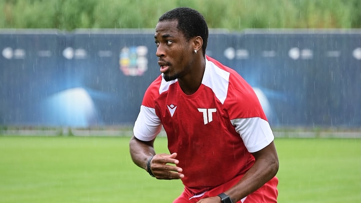 Solo restan detalles administrativos para concretar la llegada de Johnson Nsumoh a Deportivo Riestra. El delantero nigeriano de 24 años con pasado reciente en ligas europeas de menor visibilidad ya figura inscripto en AFA (Crédito: johnson_nsumoh1/Instagram)