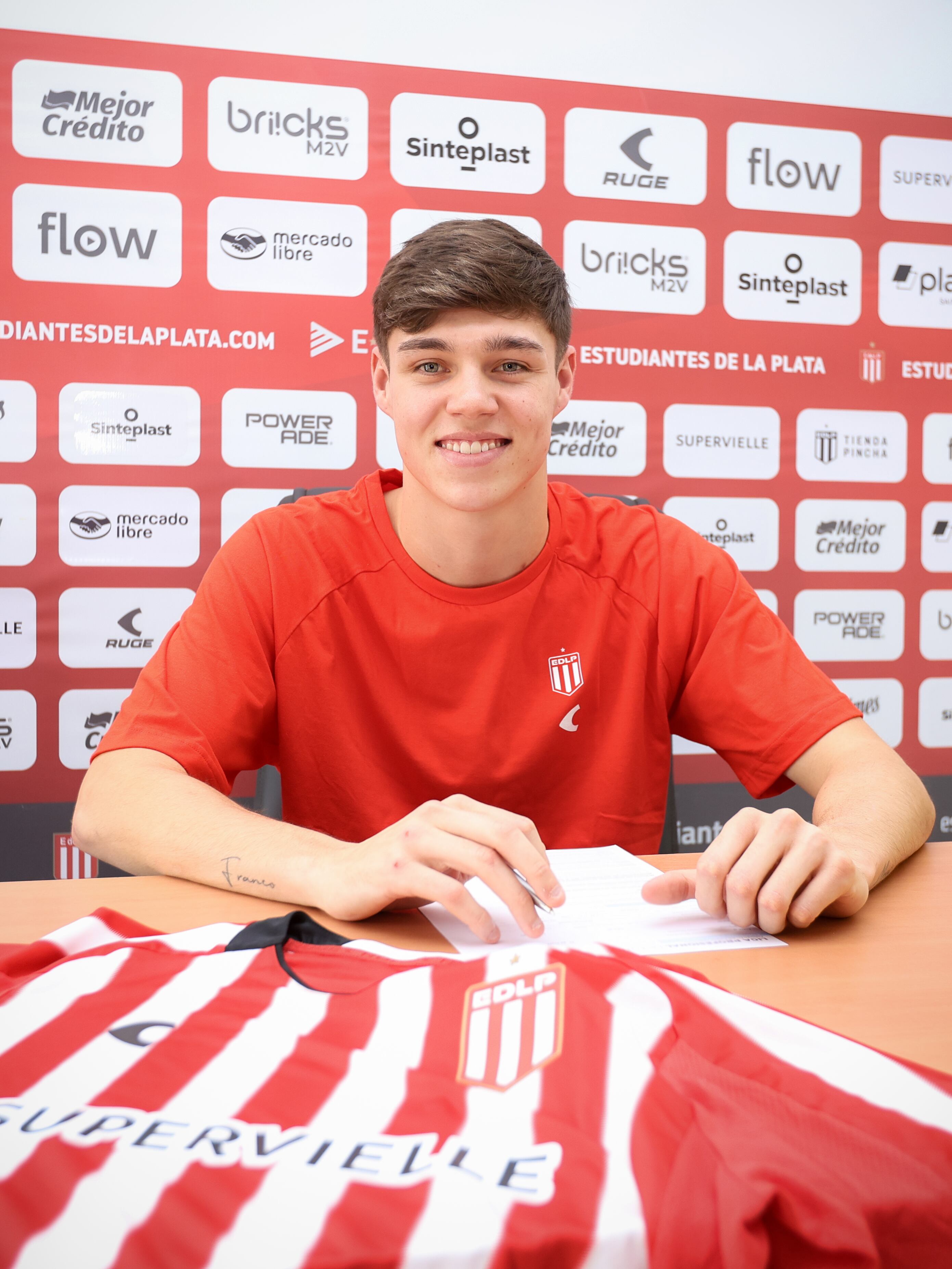 Tomás Palacios es el tercer refuerzo de Estudiantes y llega cedido por una temporada desde el Inter de Milán. Se suma a Adolfo Gaich y Eros Mancuso (Crédito: @EdelpOficial)