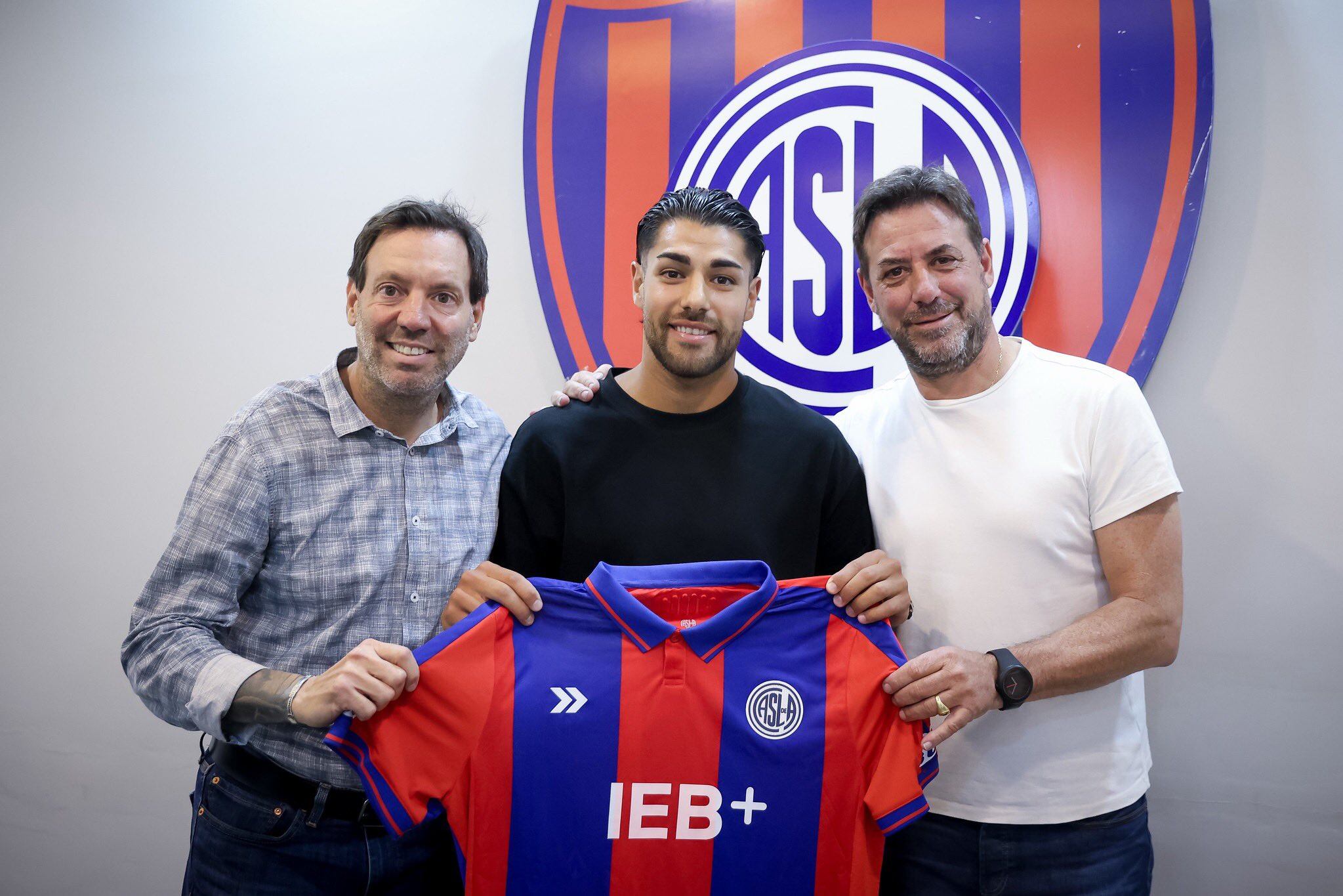 Mauricio Cardillo llegó a San Lorenzo con el pase en su poder y firmó contrato hasta el 31 de diciembre próximo con una opción de compra de USD 600.000 por el 50% del pase. Si se ejerce, tiene renovación automática hasta diciembre de 2029 (Crédito: @SanLorenzo)